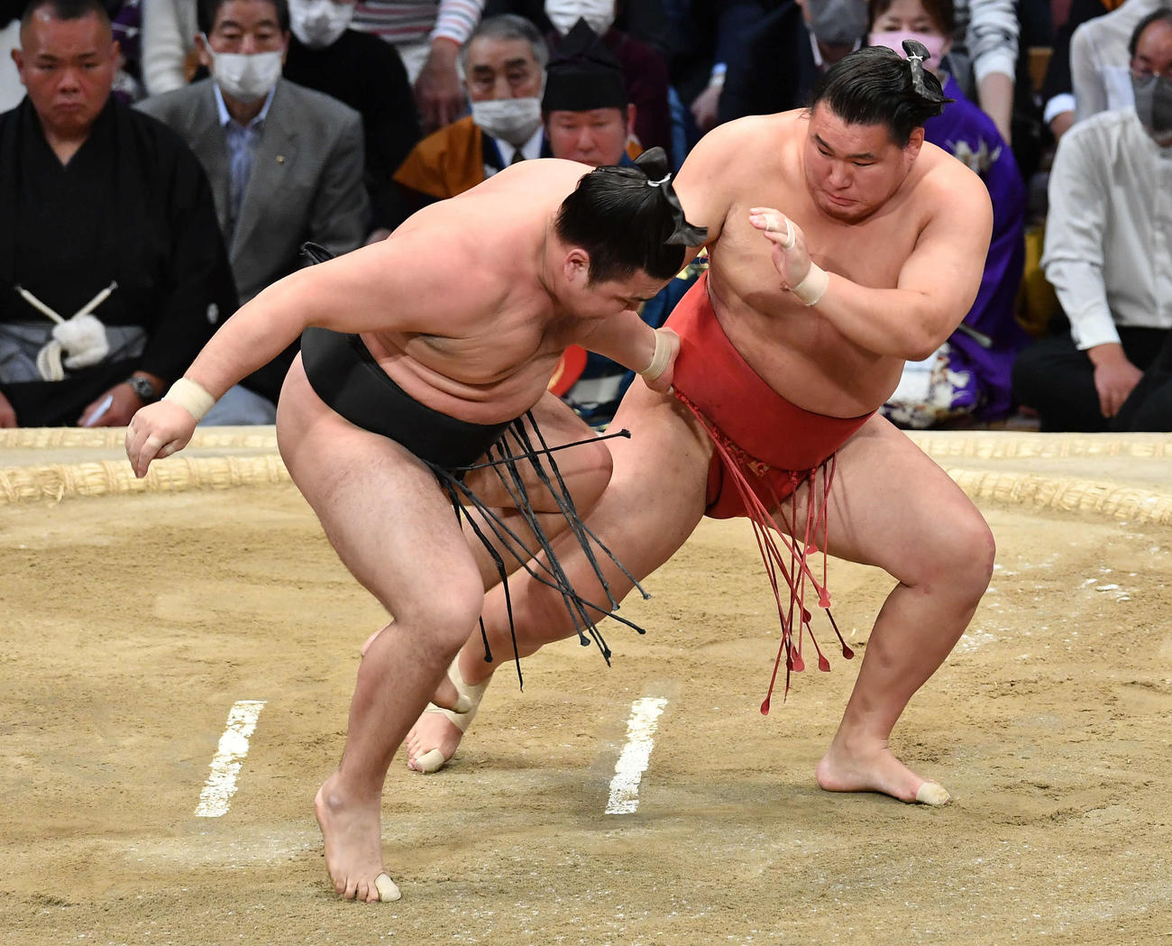 大相撲九州場所　霧馬山（左）を攻める豊昇龍（2022年11月27日撮影）