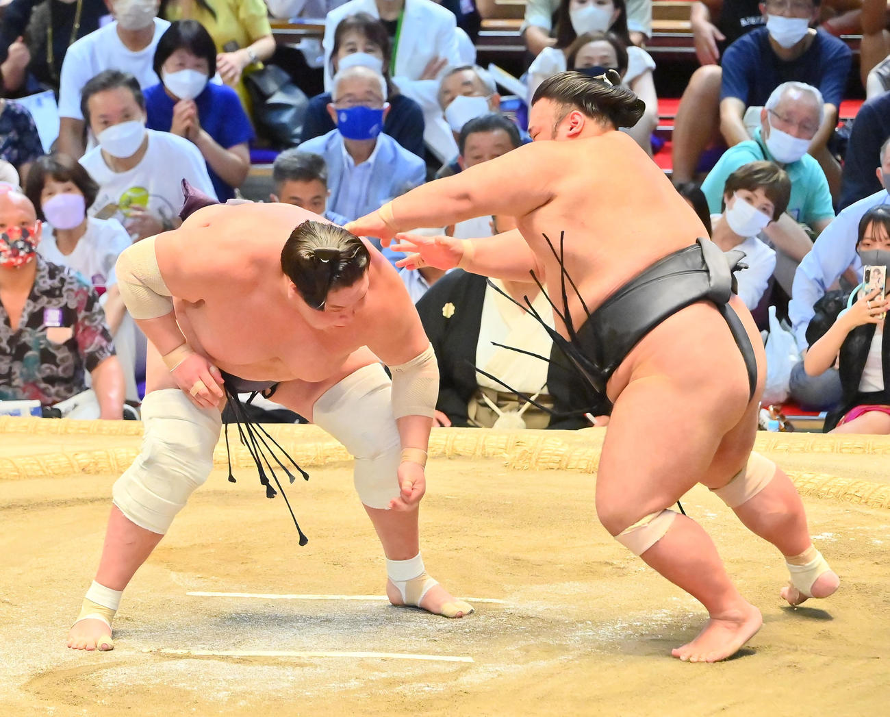 大相撲名古屋場所　照ノ富士（左）を押し出しで破る貴景勝（2022年7月24日撮影）