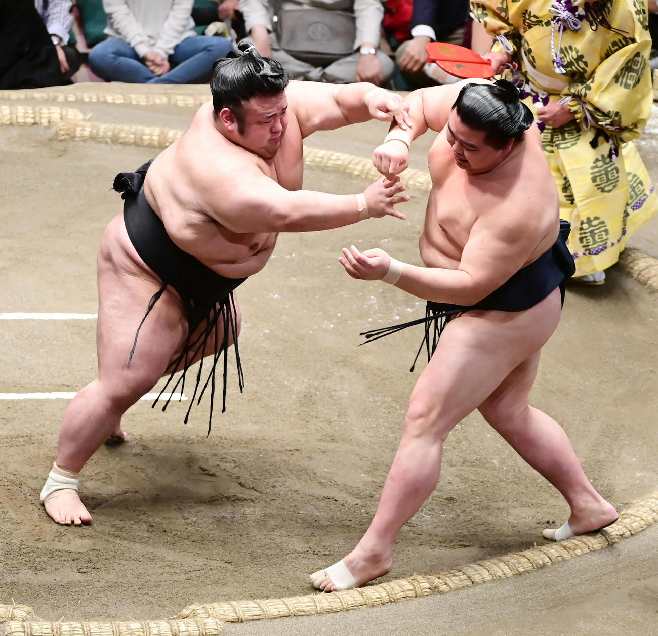 大相撲秋場所　千秋楽　大関貴景勝（左）は大関正代を押し出しで破る（2022年9月25日撮影）