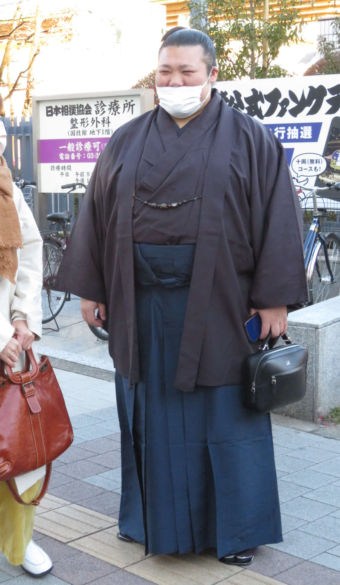力士会でのあいさつを終え、帰路につく際にファンと交流する豊山
