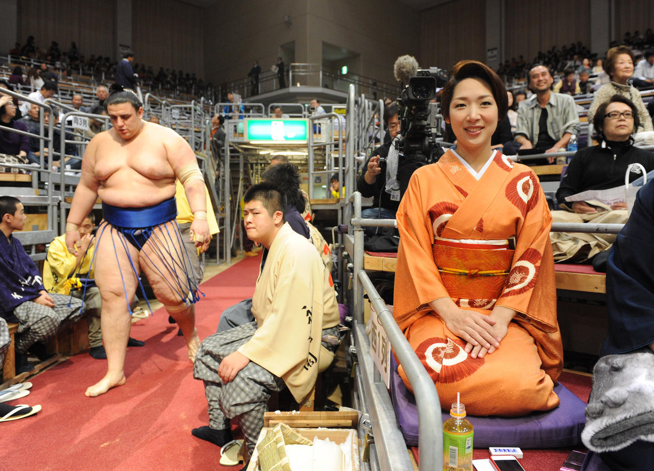 西花道の桝席で相撲観戦するスナック「田じま」の田島恵美子さん（2011年11月18日撮影）