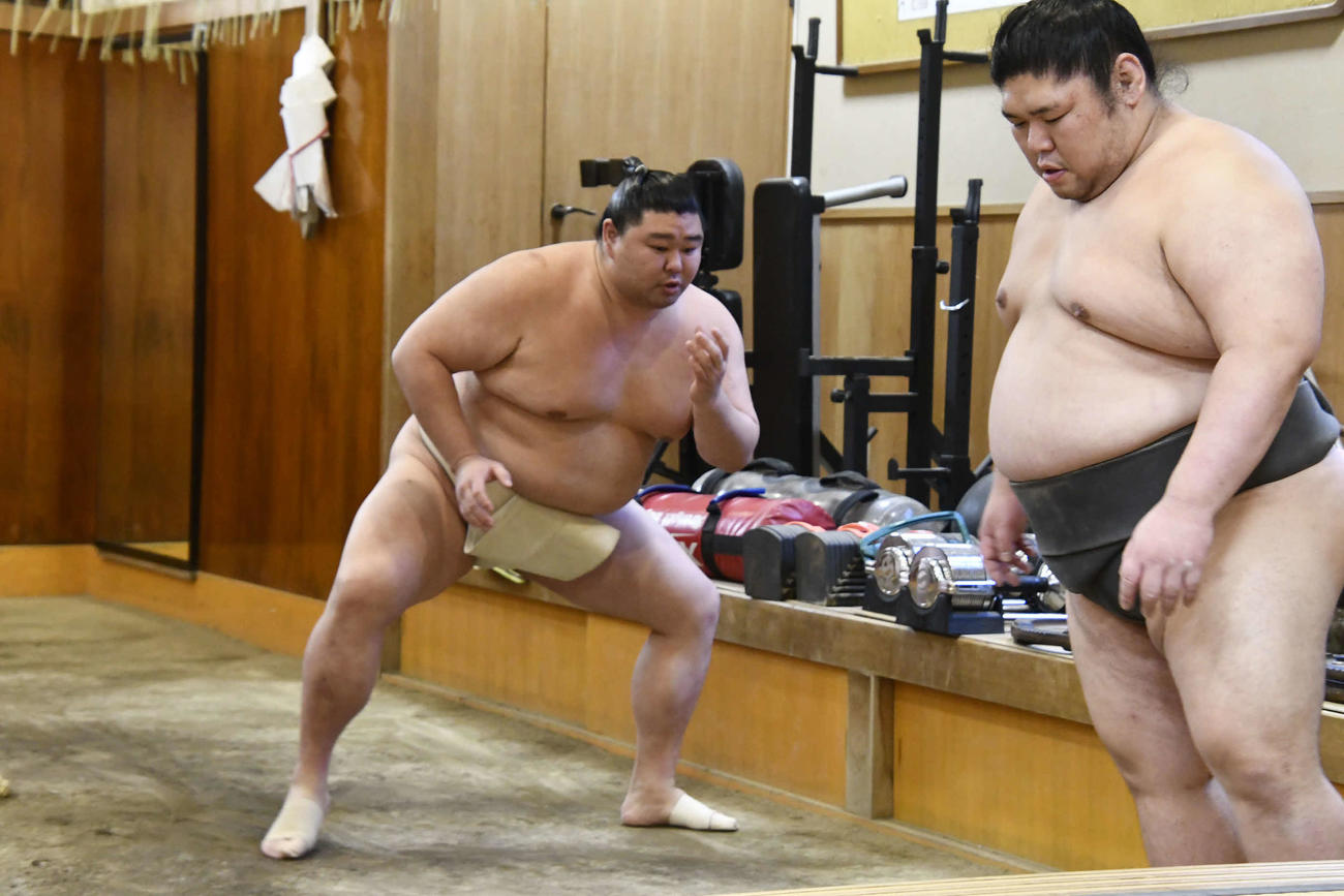 すり足を行う正代（撮影・平山連）