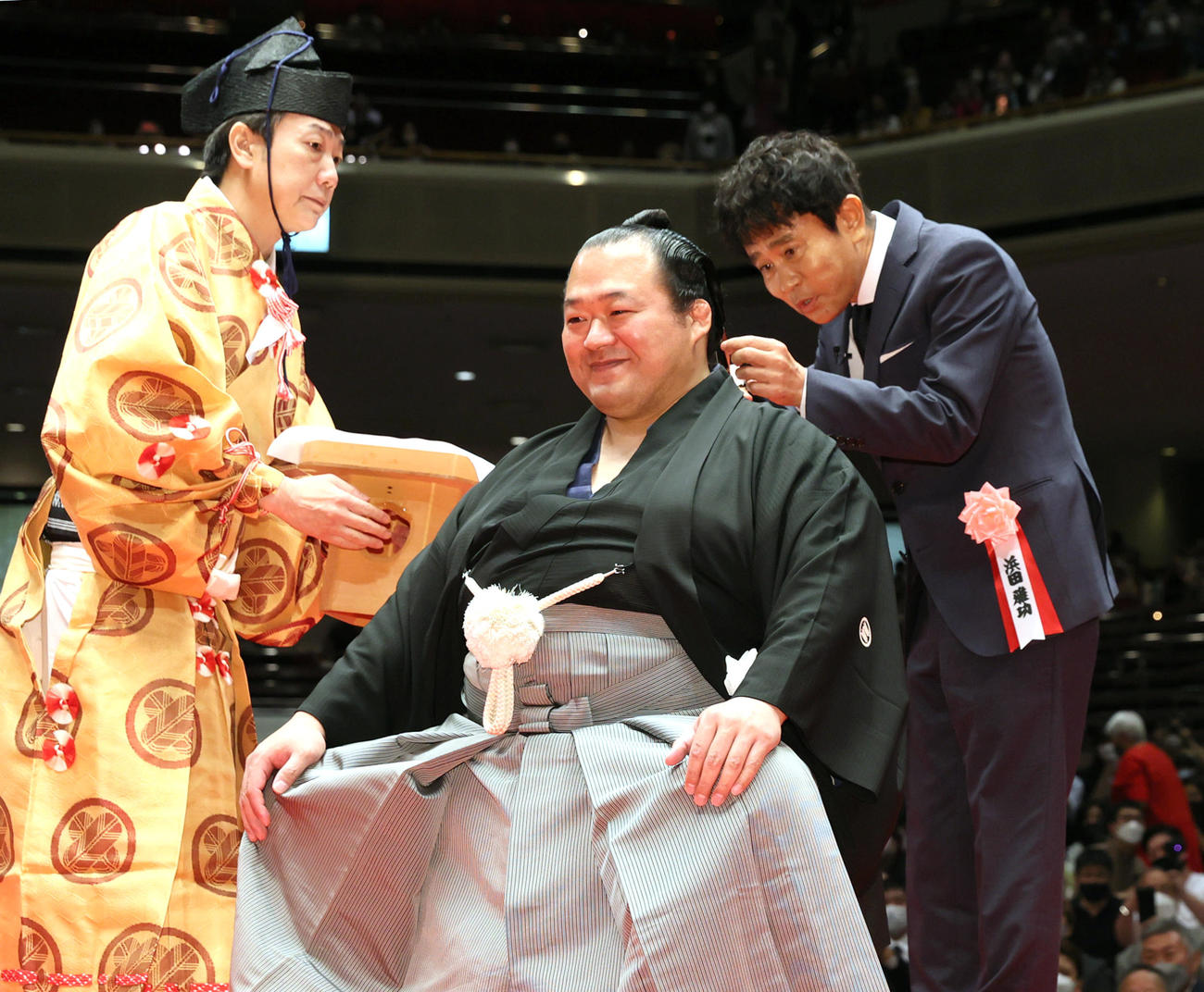 断髪式でダウンタウン浜田雅功（右）にはさみを入れてもらう元豊ノ島の井筒親方（2022年5月28日撮影）