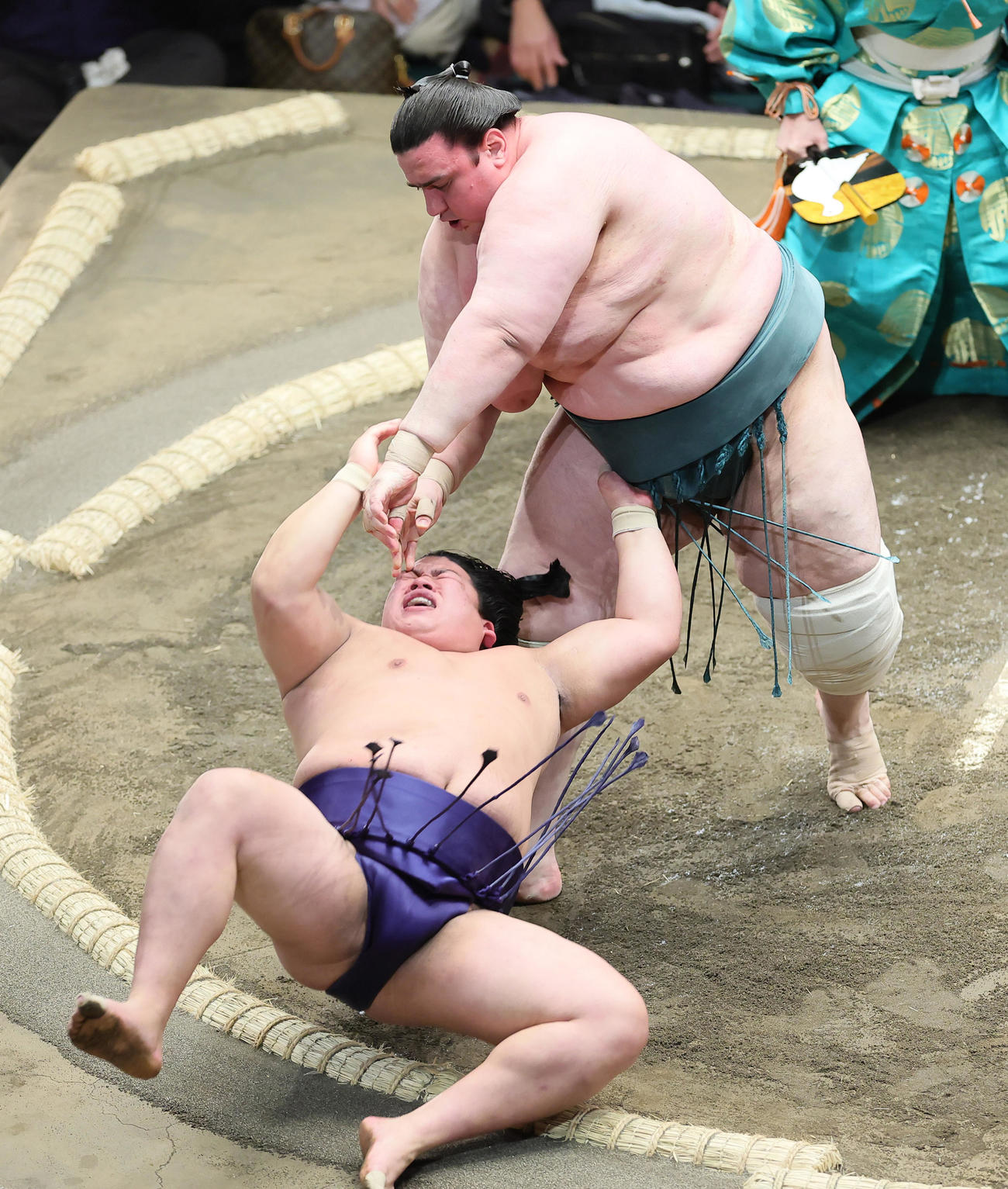 碧山（後方）は小手投げで平戸海を破る（撮影・足立雅史）