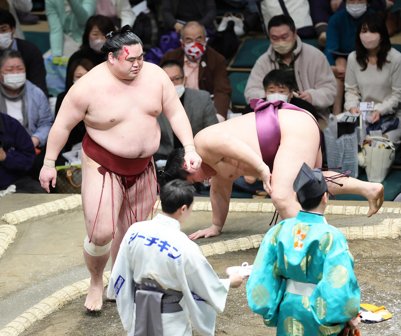 隆の勝（左）は流血しながら遠藤を押し倒しで破る（撮影・足立雅史）