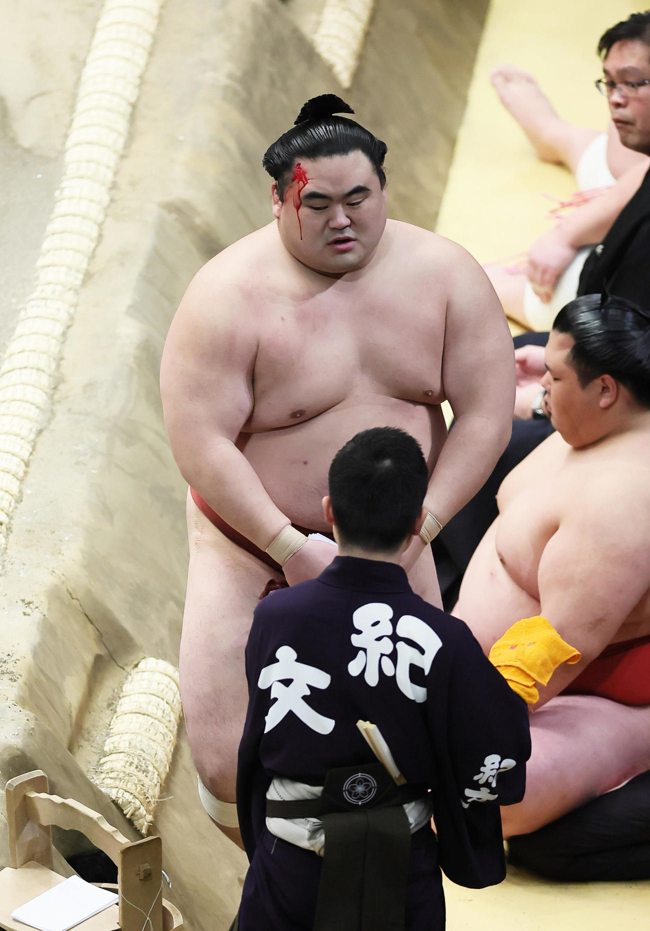 隆の勝は流血しながら遠藤を押し倒しで破り引き揚げる（撮影・足立雅史）