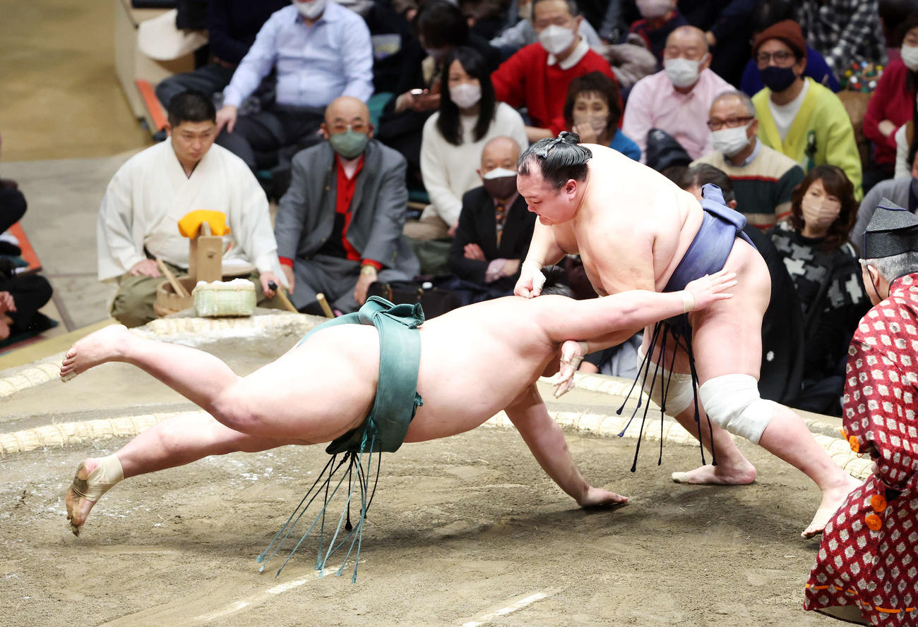 錦木（左）をはたき込みで破る北勝富士（撮影・鈴木正人）