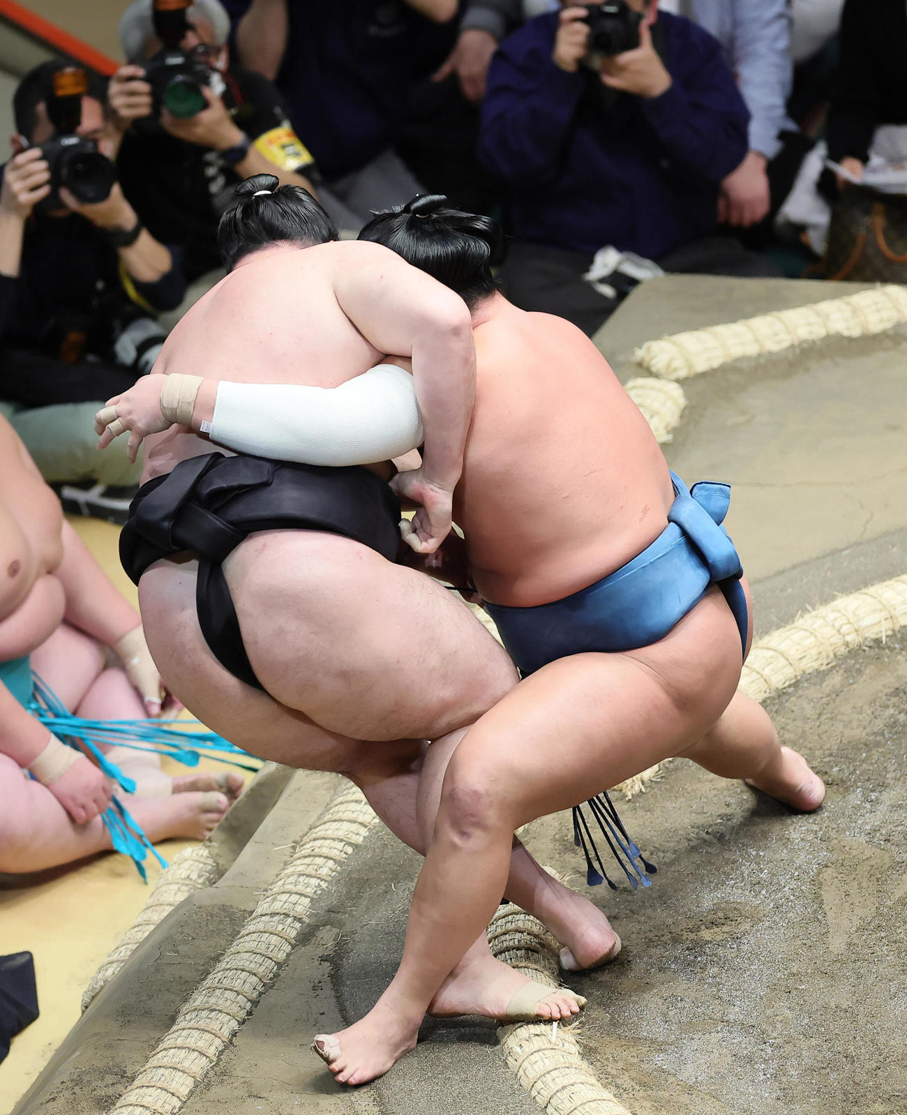 錦富士（右）の勇み足で竜電が勝利する（撮影・足立雅史）