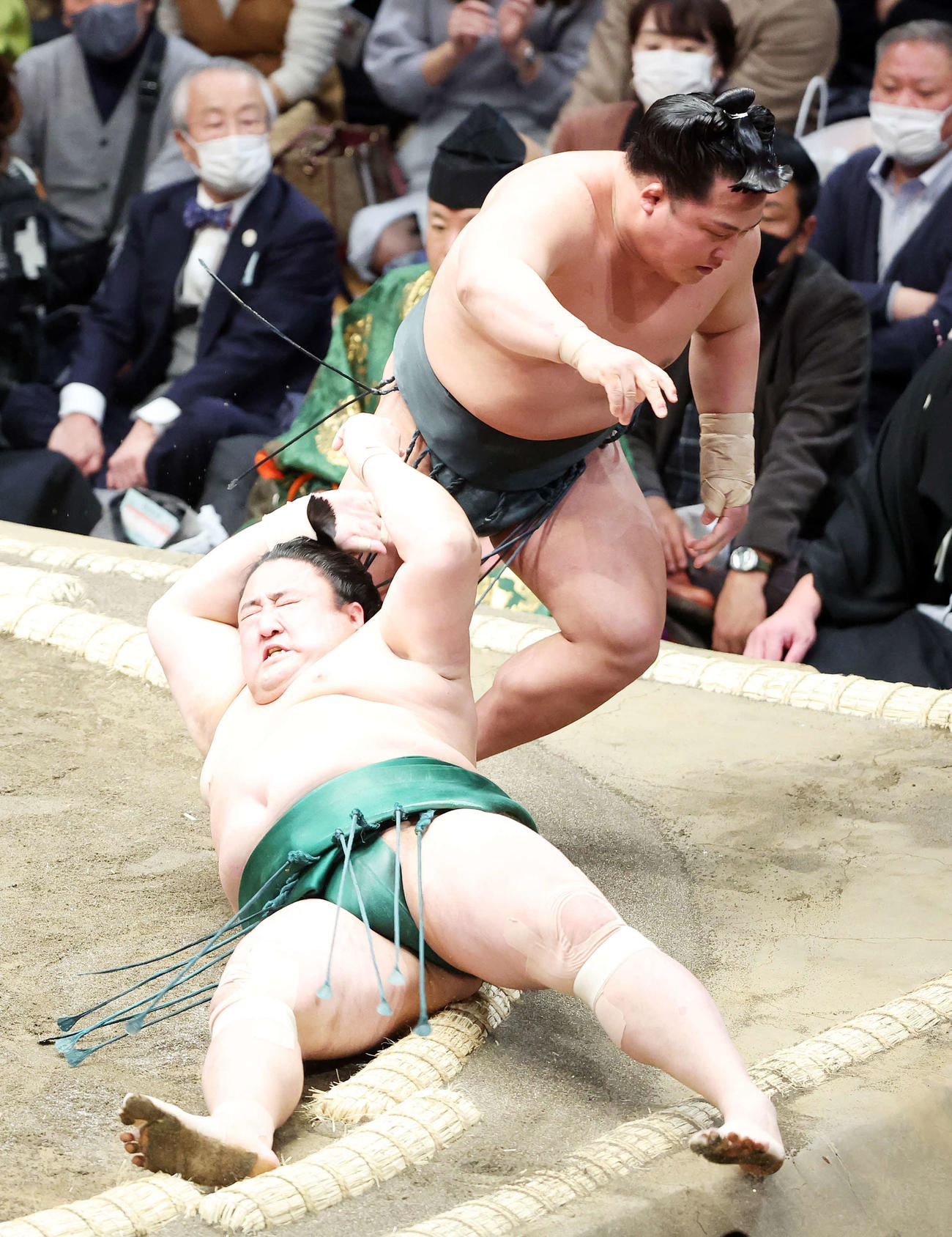佐田の海（手前）を上手投げで破る翠富士（撮影・鈴木正人）