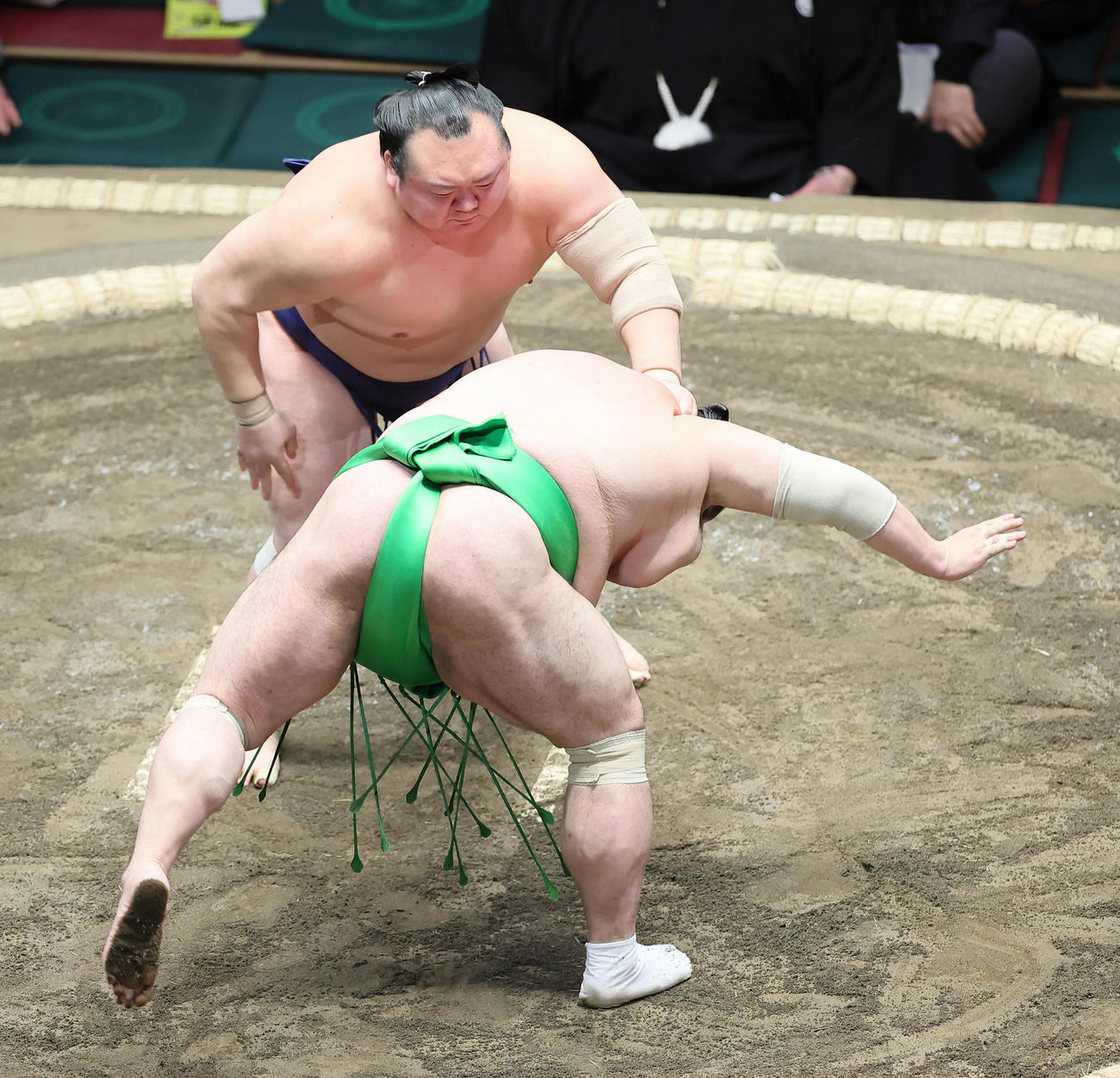 宝富士（後方）ははたき込みで千代丸を破る（撮影・足立雅史）