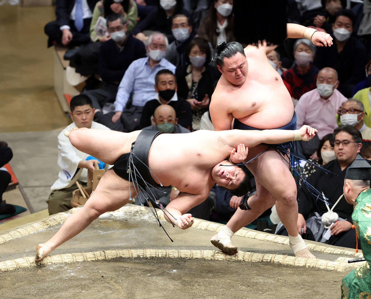 霧馬山（左）と玉鷲の一番は同体取り直しになる（撮影・鈴木正人）