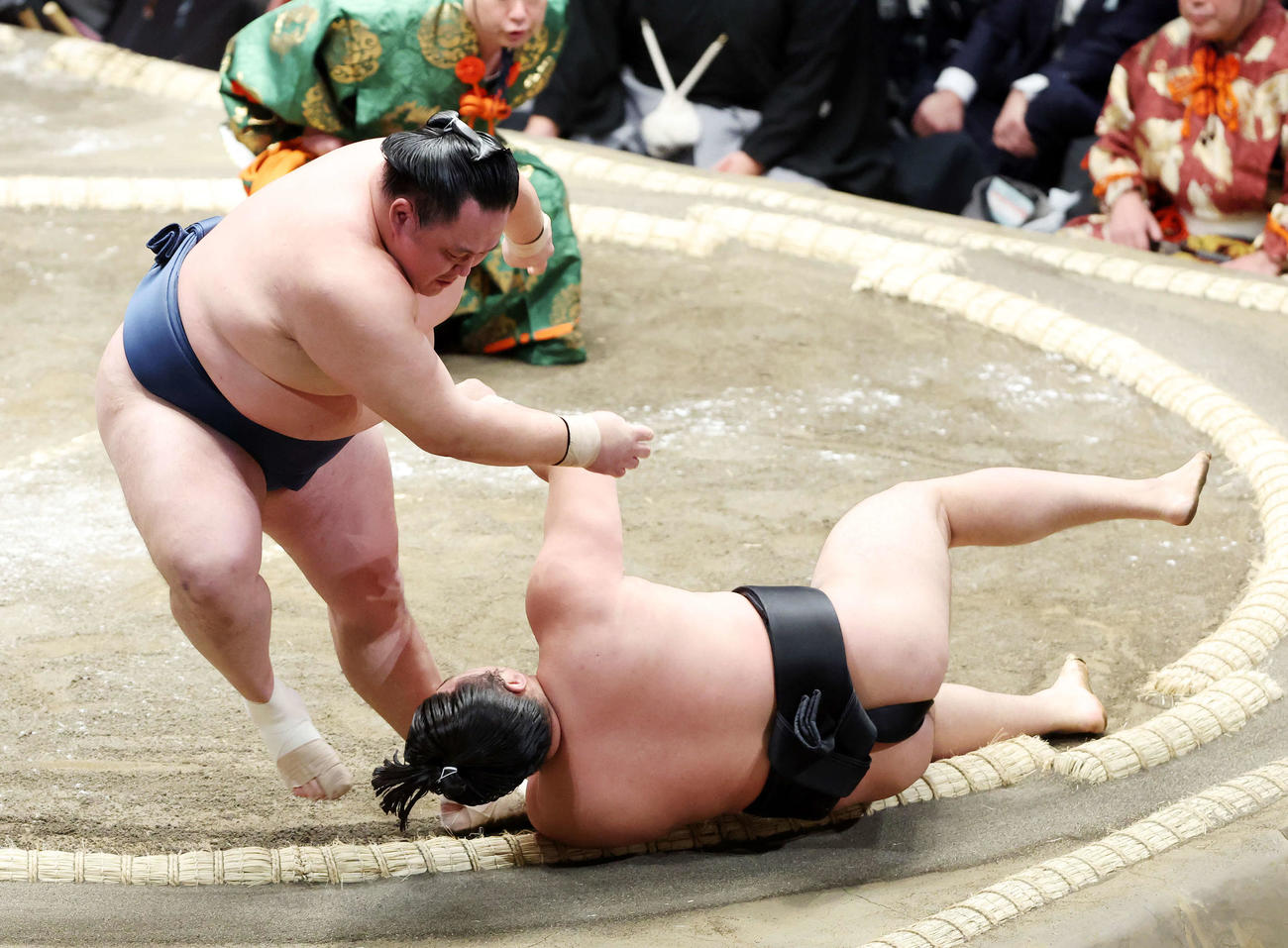 霧馬山（右）を突き落としで破る玉鷲（撮影・鈴木正人）