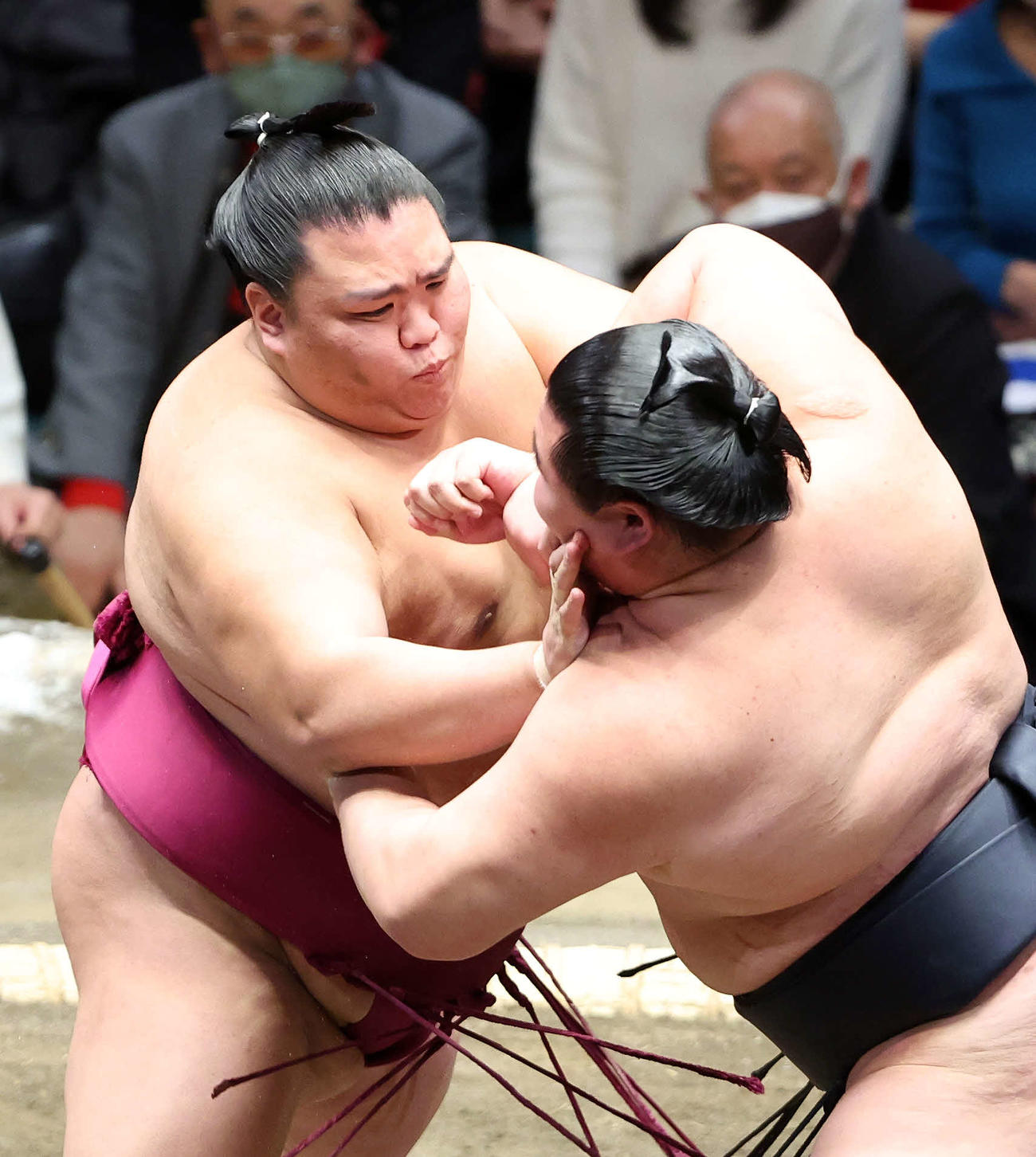 正代（右）を攻める御嶽海（撮影・鈴木正人）
