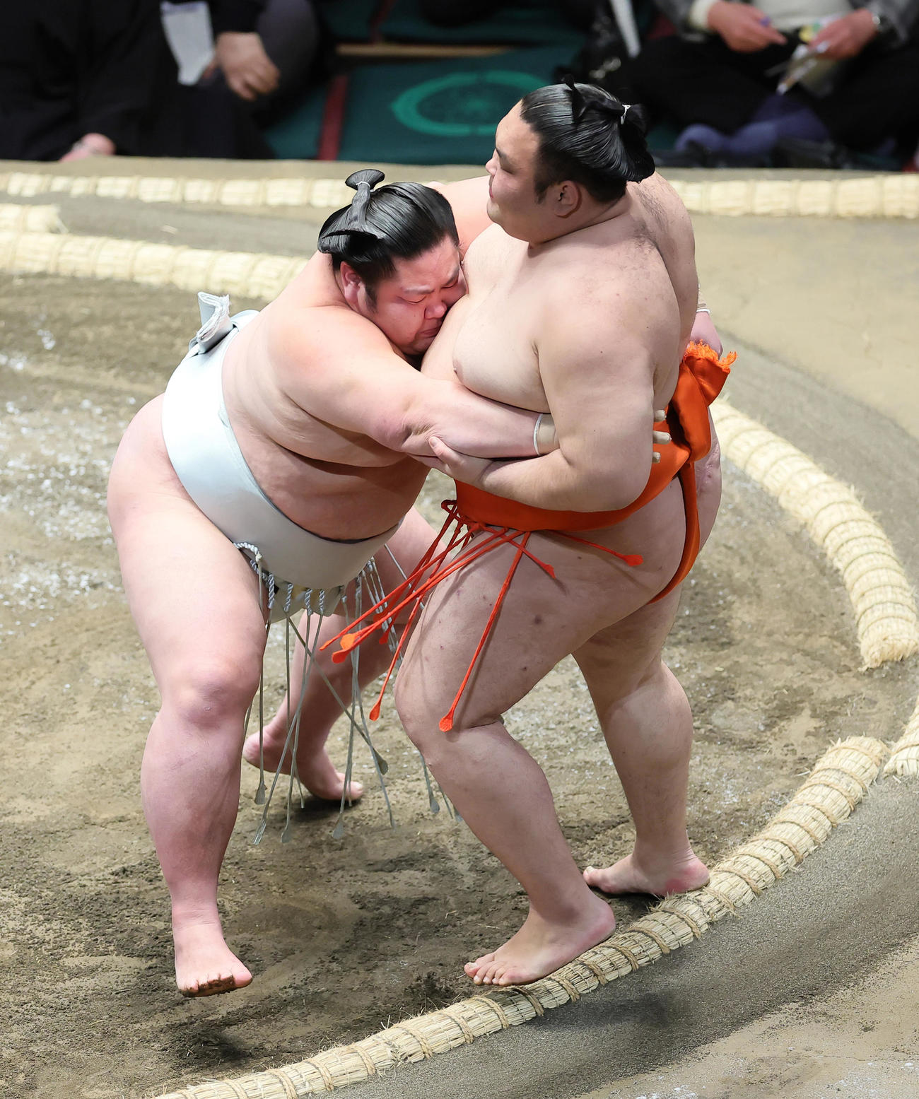 剣翔（左）は寄り切りで水戸龍を破る（撮影・足立雅史）