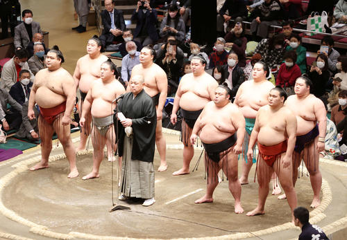 協会あいさつする、前列左から高安、若隆景、八角理事長、貴景勝、豊昇龍、後列左から若元春、霧馬山、正代、琴ノ若、明生(撮影・鈴木正人)