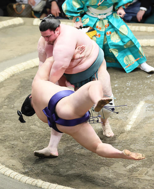 碧山(後方)は小手投げで平戸海を破る(撮影・足立雅史)