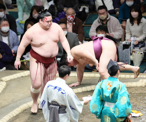 隆の勝(左)は流血しながら遠藤を押し倒しで破る(撮影・足立雅史)