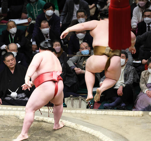 阿武咲(左)は王鵬を押し出しで破る(撮影・足立雅史)