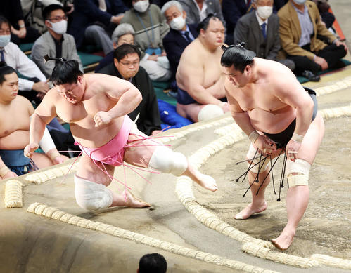 宇良(左)を押し倒しで破る妙義龍(撮影・鈴木正人)