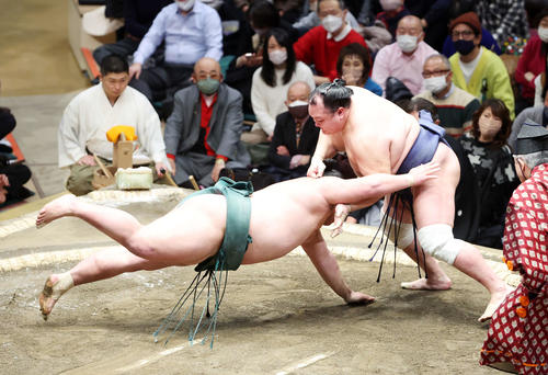 錦木(左)をはたき込みで破る北勝富士(撮影・鈴木正人)