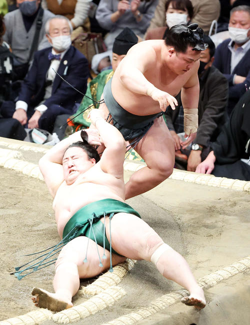 佐田の海(手前)を上手投げで破る翠富士(撮影・鈴木正人)