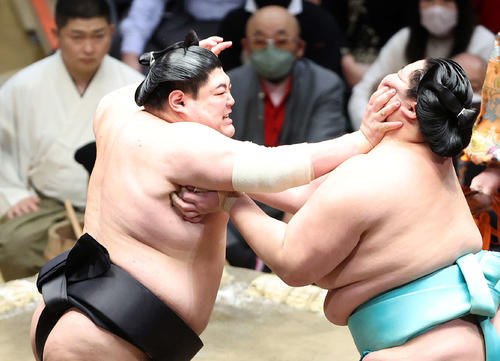 琴ノ若(右)を攻める阿炎(撮影・鈴木正人)