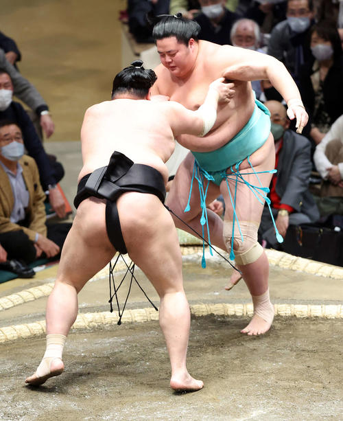 琴ノ若(右)を突き出しで破る阿炎(撮影・鈴木正人)
