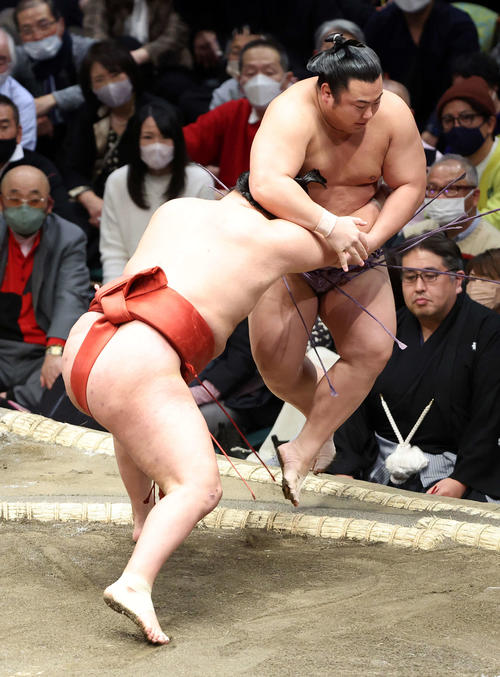 翔猿(右)を寄り切りで破る豊昇龍(撮影・鈴木正人)