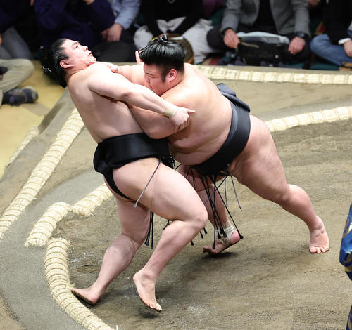若元春(左)を押し出しで破る貴景勝(撮影・足立雅史)
