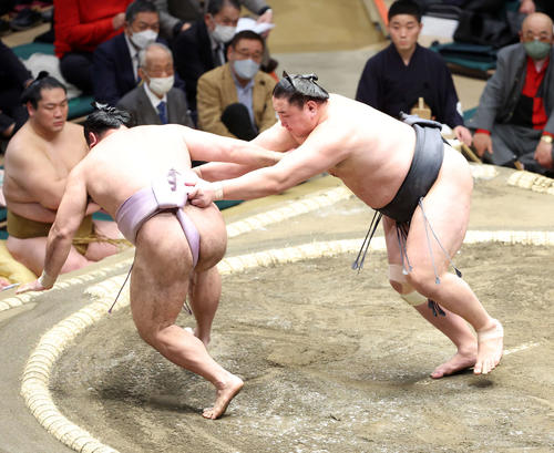 琴恵光(左)を送り出しで破る東龍(撮影・鈴木正人)