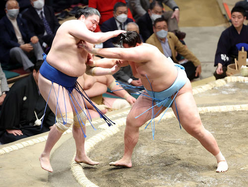 一山本(左)を押し出しで破る琴勝峰(撮影・鈴木正人)