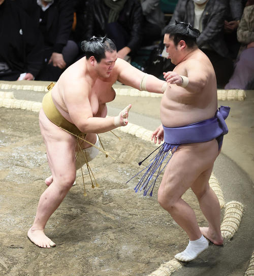 輝(左)は隠岐の海を押し出しで破る(撮影・足立雅史)