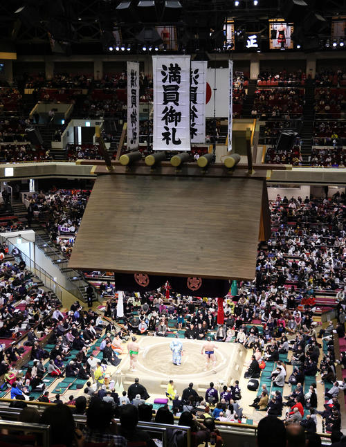 満員御礼となった両国国技館(撮影・足立雅史)