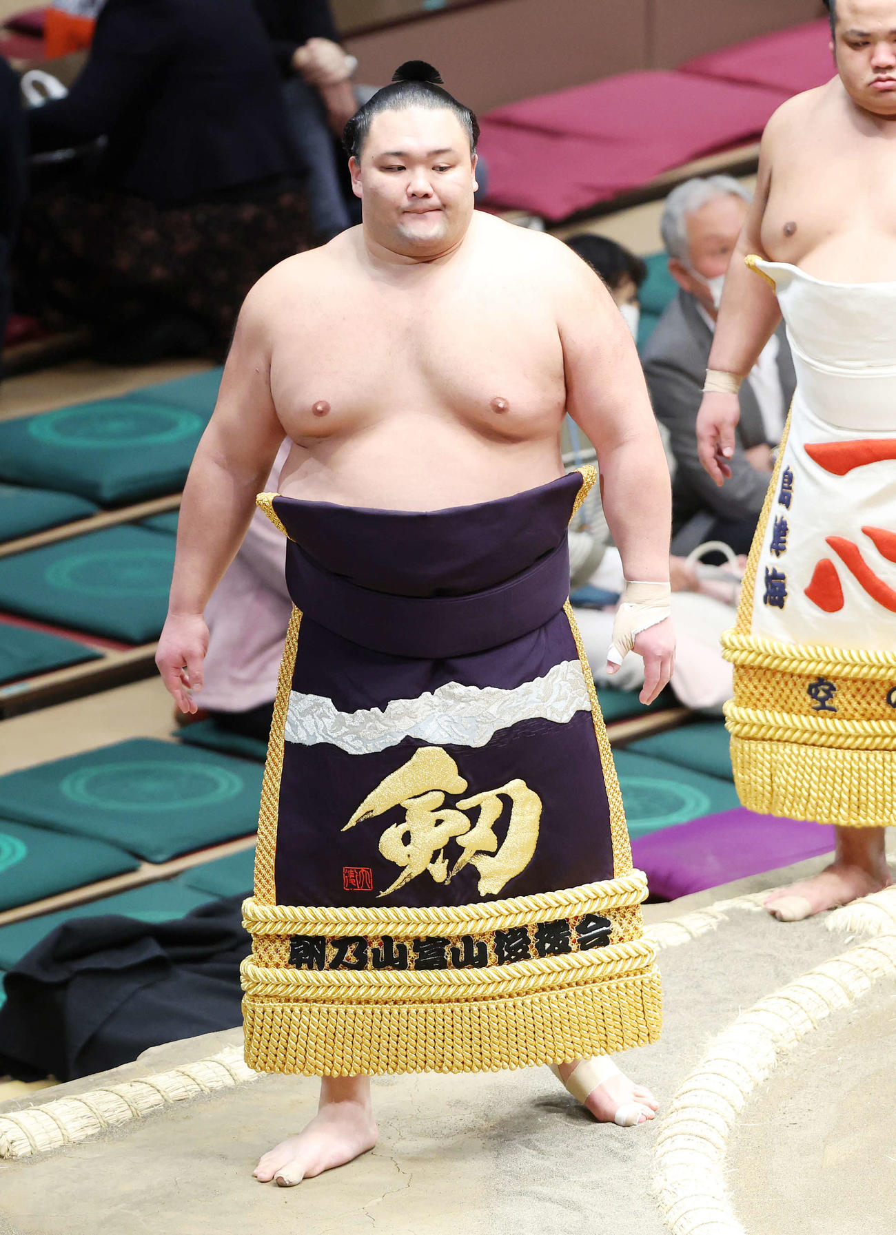十両土俵入りする朝乃山（撮影・鈴木正人）