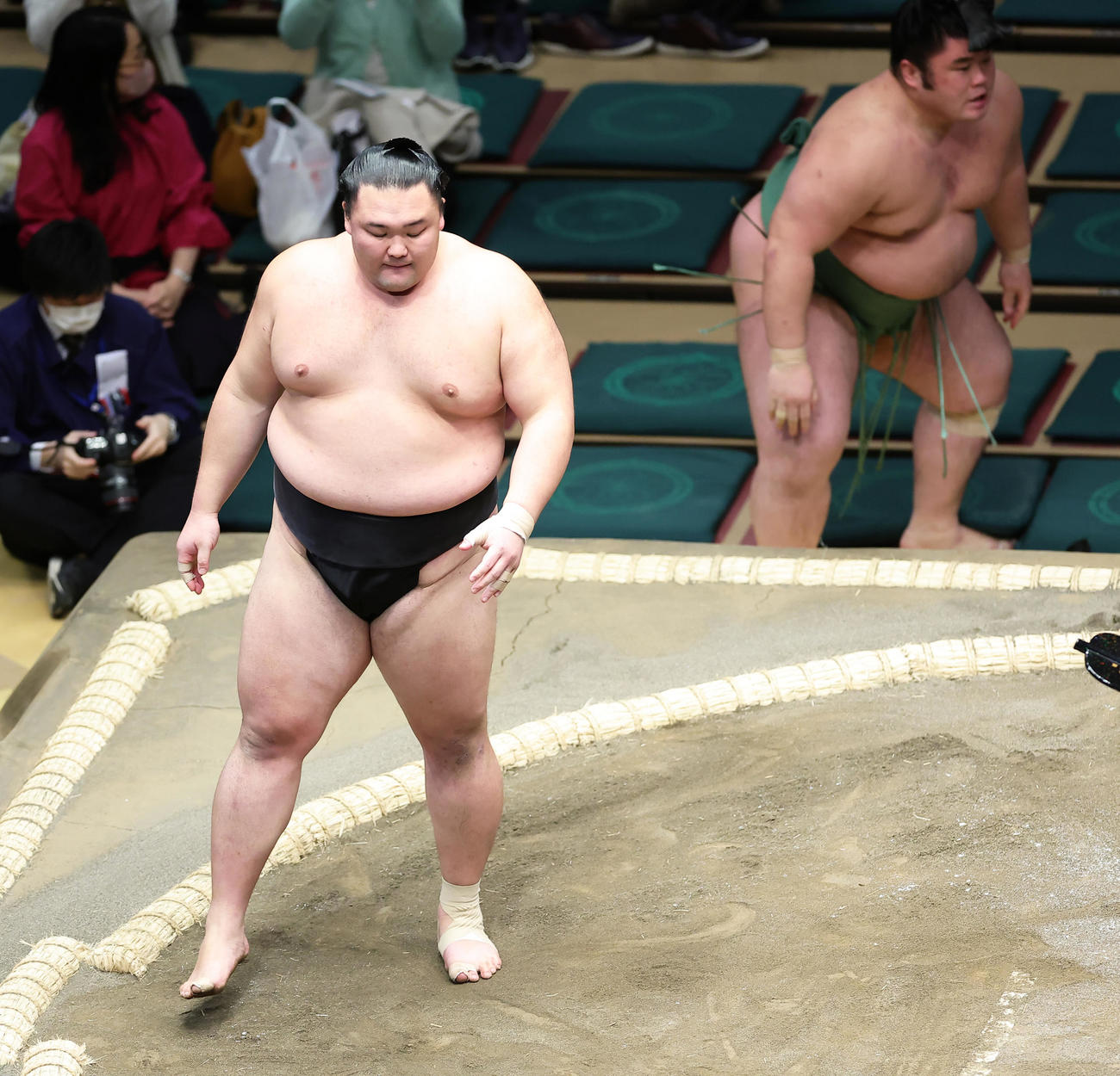 貴健斗（右）を突き落としで破る朝乃山（撮影・足立雅史）