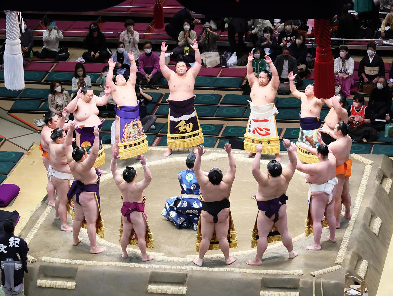 十両土俵入り。後方中央左は朝乃山（撮影・足立雅史）