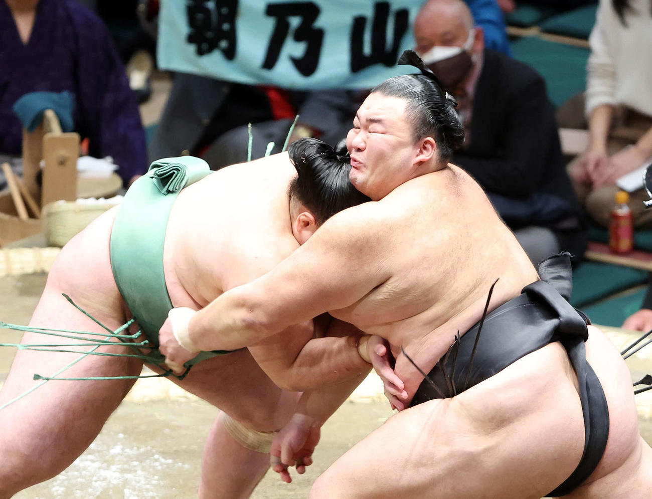貴健斗（左）の立ち合いを受け止める朝乃山（撮影・鈴木正人）