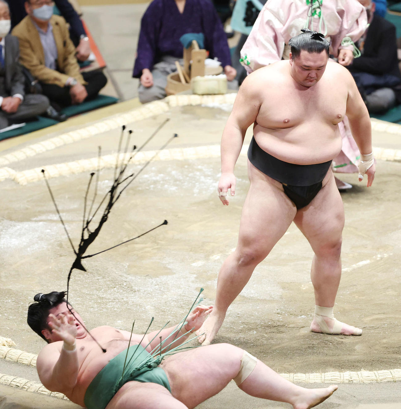 貴健斗（左）を突き落としで破る朝乃山（撮影・鈴木正人）