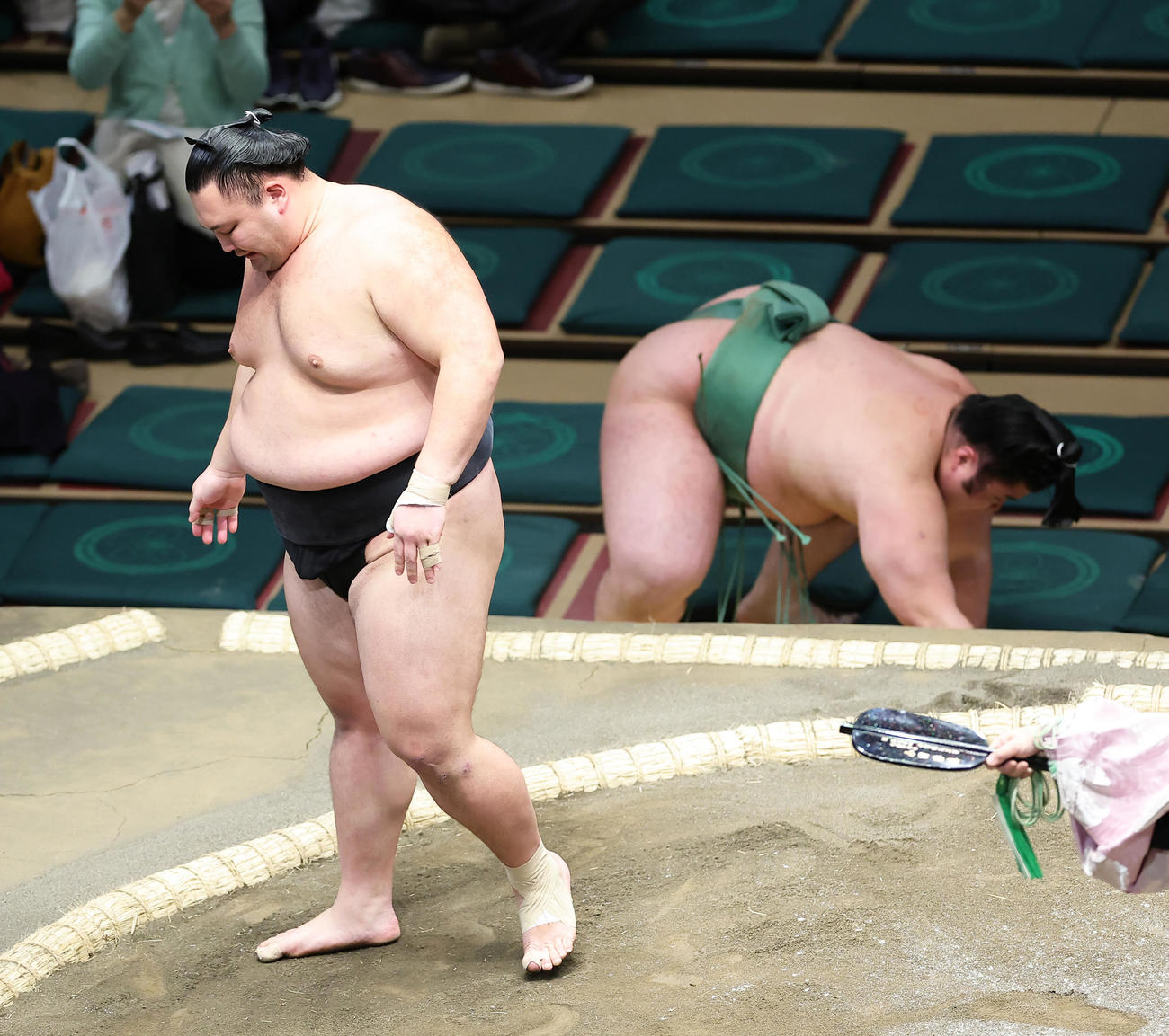貴健斗（右）を突き落としで破る朝乃山（撮影・足立雅史）