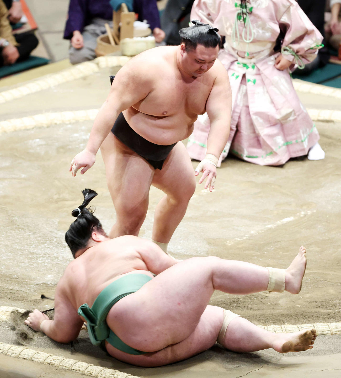 貴健斗（下）を突き落としで破る朝乃山（撮影・鈴木正人）