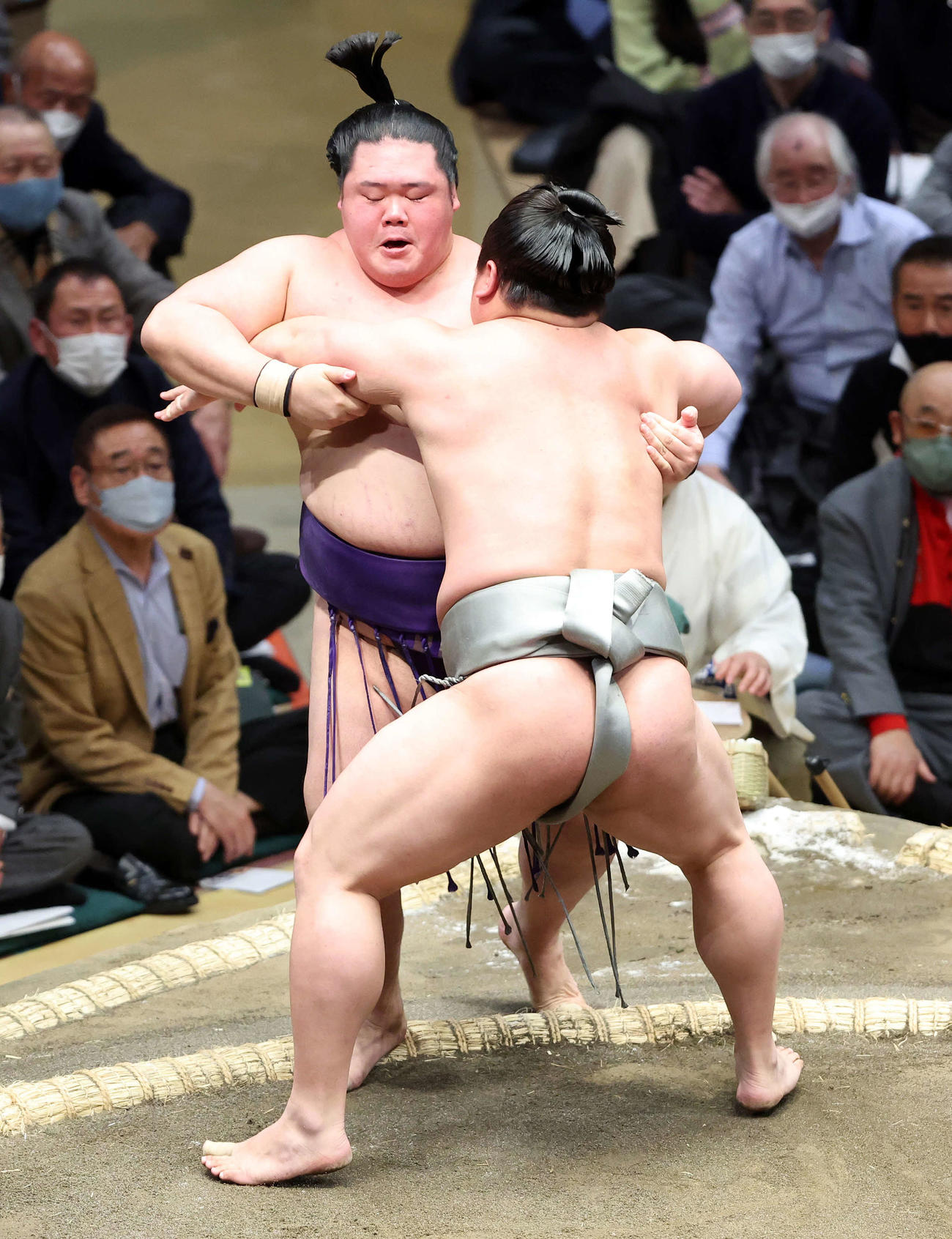 明生（後方）を寄り切りで破る若隆景（撮影・鈴木正人）