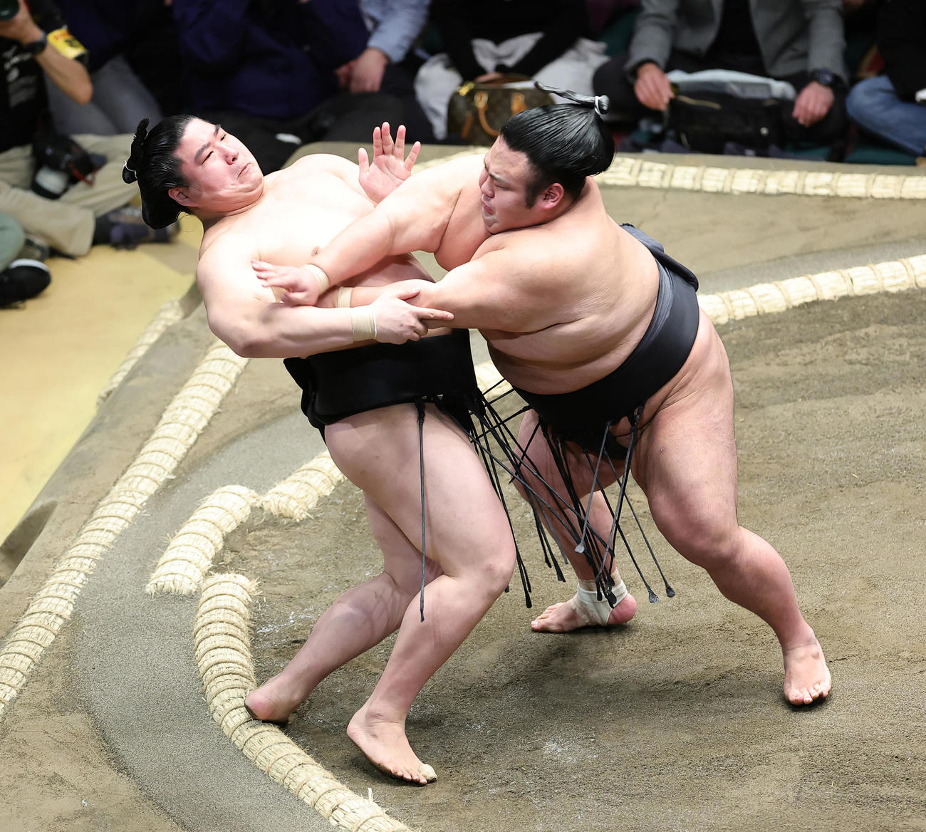 若元春（左）を押し出しで破る貴景勝（撮影・足立雅史）