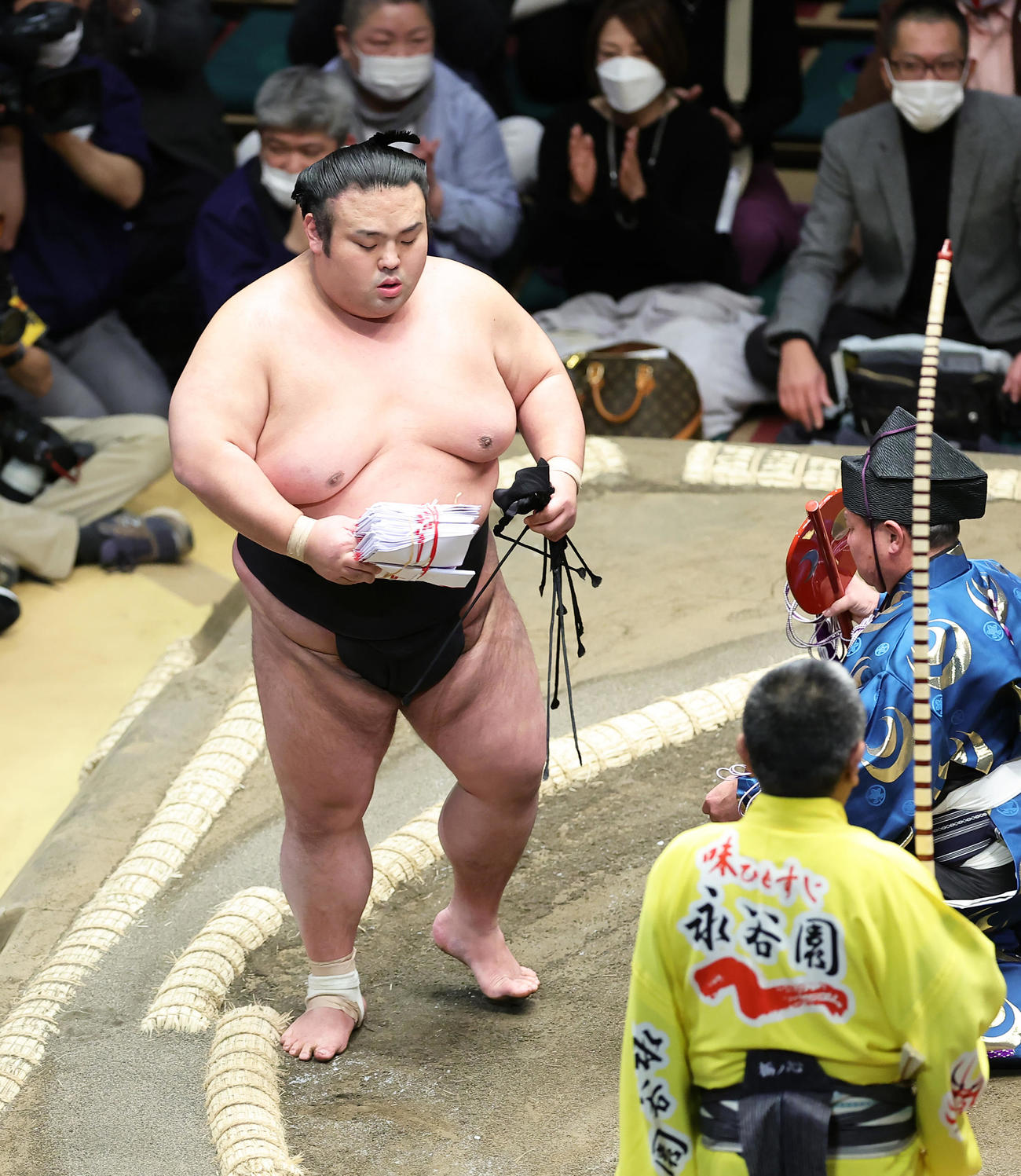 若元春を押し出しで破り大量の懸賞を手にする貴景勝（撮影・足立雅史）