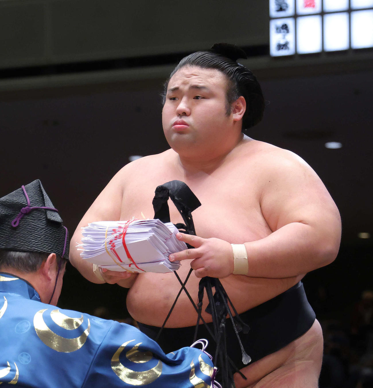 若元春を押し出しで破り、懸賞金の束を手にする貴景勝（撮影・河田真司）