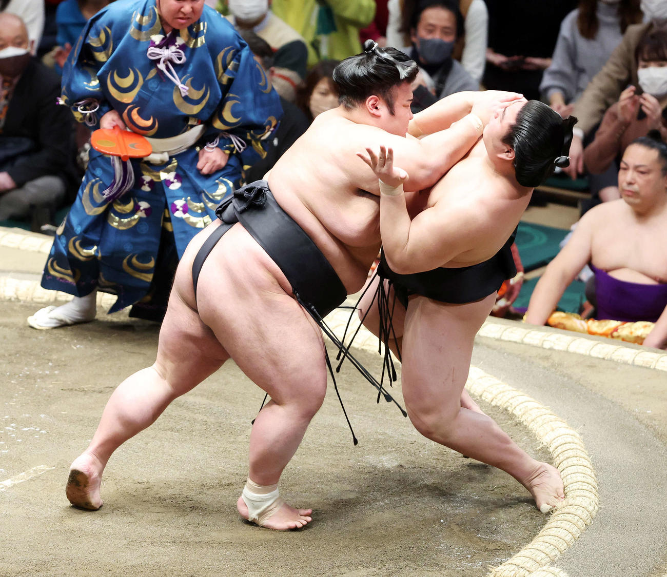 若元春（右）を攻める貴景勝（撮影・鈴木正人）