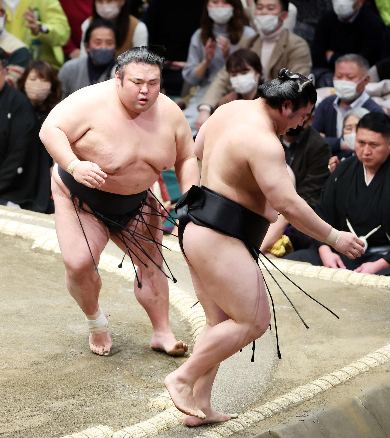 若元春（右）を押し出しで破る貴景勝（撮影・鈴木正人）