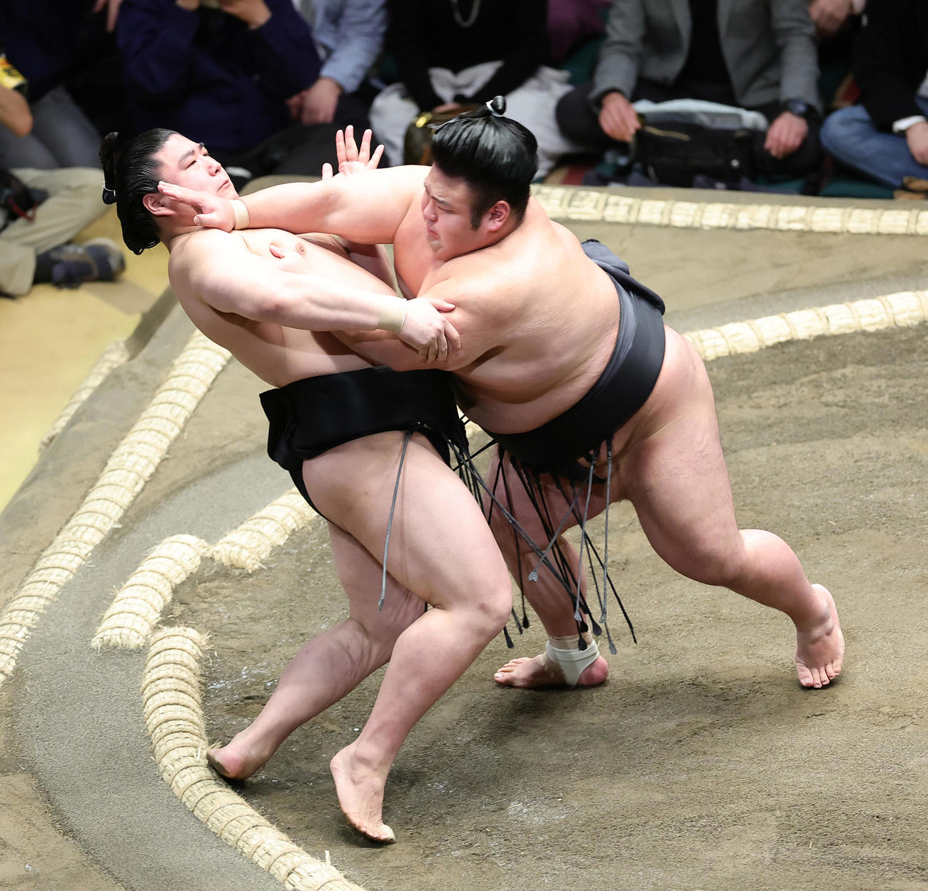 若元春（左）を押し出しで破る貴景勝（撮影・足立雅史）