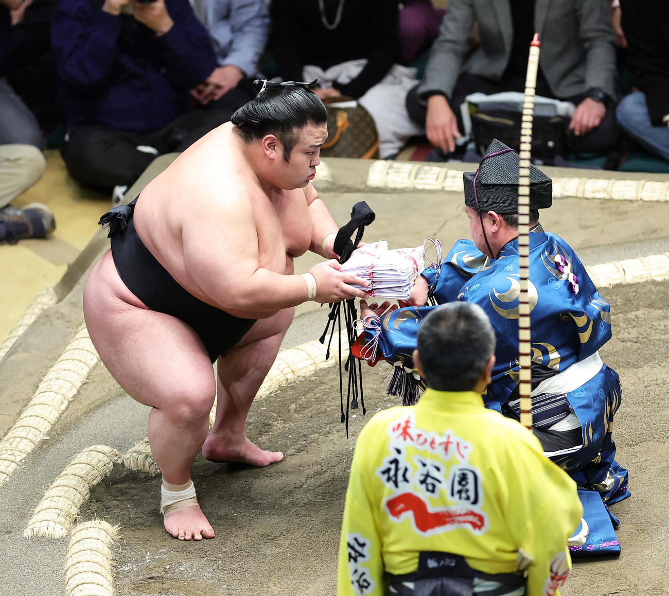 若元春を押し出しで破り大量の懸賞を手にする貴景勝（撮影・足立雅史）