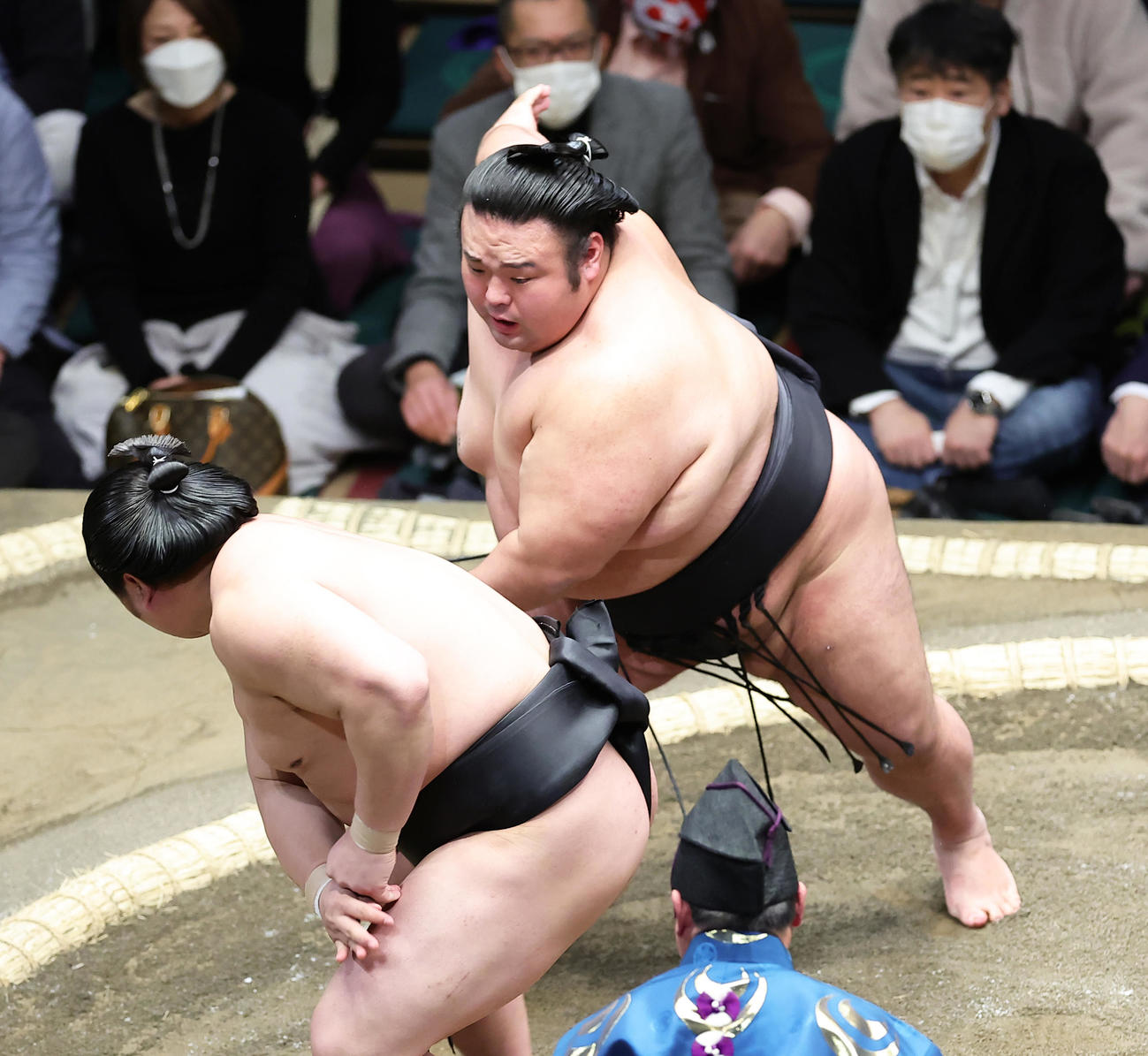 若元春（左）を攻める貴景勝（撮影・足立雅史）