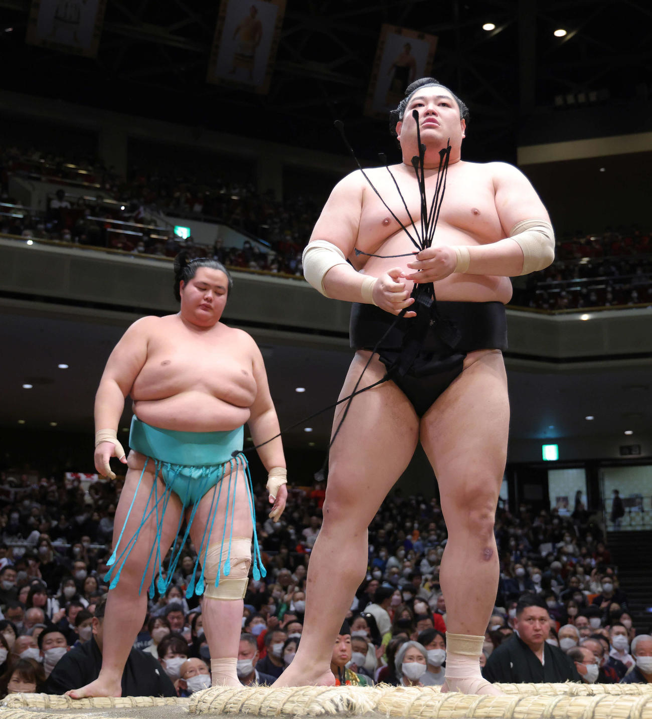 琴ノ若（左）を突き出しで破った阿炎（撮影・河田真司）